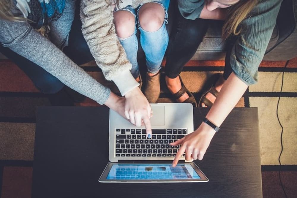 Groupe of people creating musique on a laptop